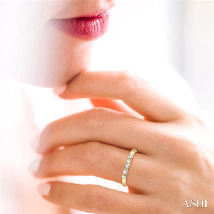 1/4 Ctw 5 Stone Round Cut Diamond Wedding Band in 14K Yellow Gold